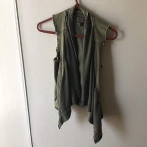 Army green no sleeve jacket